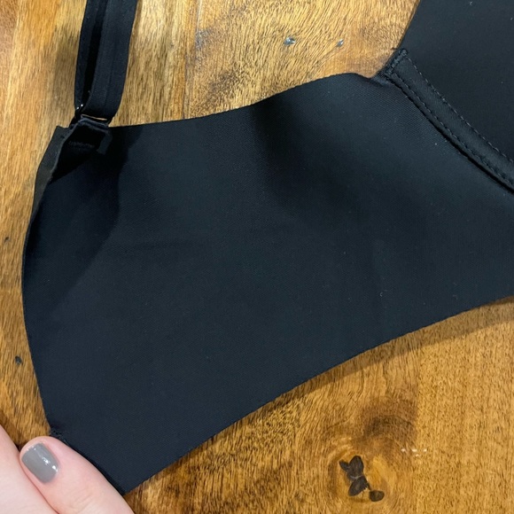 Victoria’s Secret black pushup bra, 32C, NWT, nice V in center, soft straps - Picture 2 of 7